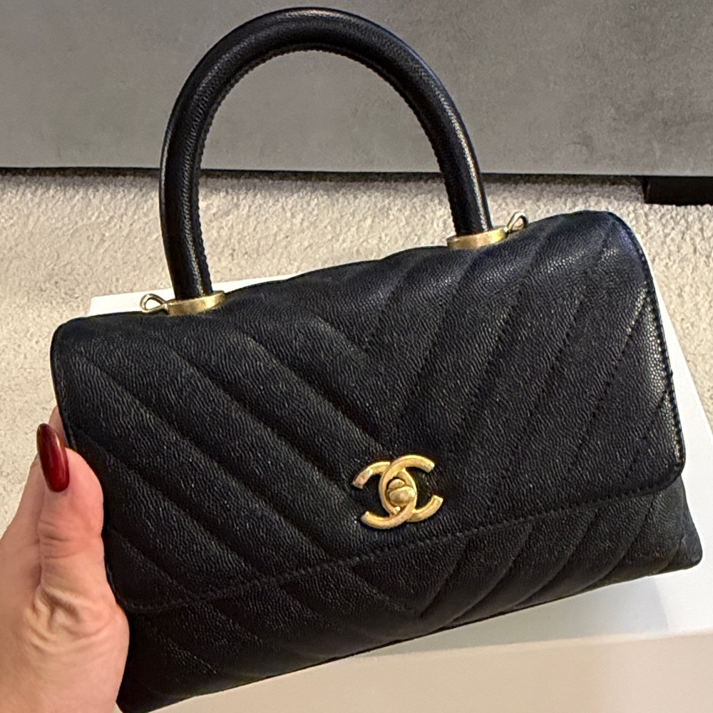 (SOLD) CHANEL Coco Handle - CHEVRON SMALL Black - Picture 4 of 9